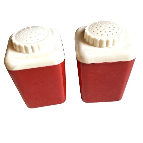 Vintage 1940's Red & White Plastic Salt & Pepper Shakers LUSTRO WARE Kitchen Set - Picture 4 of 9